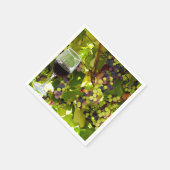 ワイングラスでつる植物に生える紫のブドウ スタンダードカクテルナプキン (角)