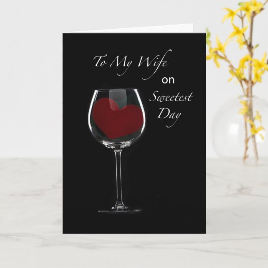 ワイングラスで妻の甘い日の赤いハート カード (黄色い花)