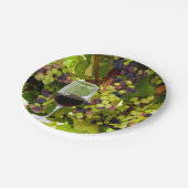 ワイングラスとつる植物で育つ紫の葡萄 ペーパープレート (アングル)