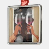 ワイングラスと焼くカップルのクローズアップ メタルオーナメント (左)