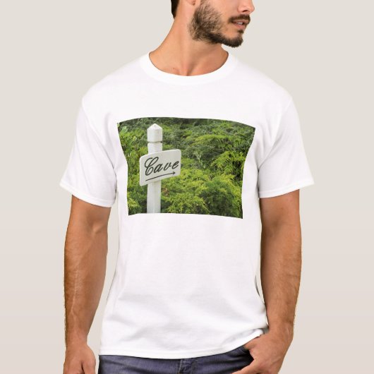 ワインセラー（洞窟）への道を示す看板（Cave） Tシャツ (正面)