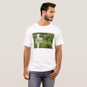 ワインセラー（洞窟）への道を示す看板（Cave） Tシャツ (正面フル)