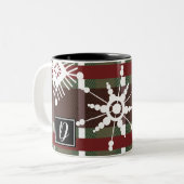 ワインセータープレイドイニシャルスノーフレーククリスマス ツートーンマグカップ (正面左)