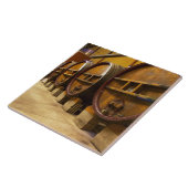 ワインチェラーのワイナリーで、大きな古い木の樽が付いている タイル (側面)