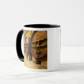 ワインチェラーのワイナリーで、大きな古い木の樽が付いている マグカップ (正面左)