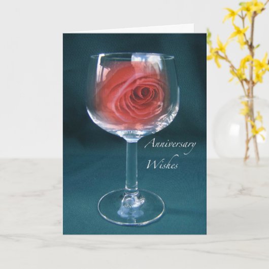 ワインボトルと一緒に、赤いバラを添えたアニバーサリーウィッシュ カード (黄色い花)