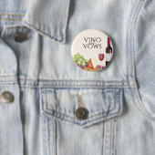 ワインボトルと誓いの前のシャルキュテリーボードの結婚前お披露目 缶バッジ (インサイチュ)