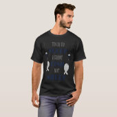 ワインボトルの中のオレンジ色の魚 Tシャツ (正面フル)