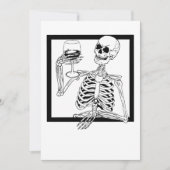 ワインボトルを片手にハロウィンの骸骨がお酒を飲んでる なんてユーモアセンスがあって面白いのでしょう 招待状 (正面)