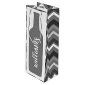 ワインボトルイラスト - シェブロンとスクリプト ワインギフトバッグ (正面アングル)