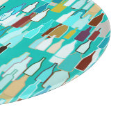 ワインボトル、数々の色、ターコイズ背景 カッティングボード (角)