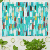 ワインボトル、数々の色、ターコイズ背景 キッチンタオル (折り畳み)