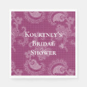 ワインボルドー色の白レース花の花嫁のシャワーパーティ スタンダードランチョンナプキン (正面)