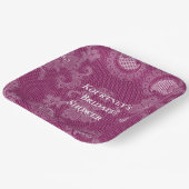 ワインボルドー色の白レース花飾り付きブライダルシャワー ペーパープレート (傾斜あり)