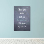 ワインユーモアの黒板の看板 – 年齢と共に良くなる キャンバスプリント (インサイチュ (ウッドフロア))