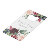 ワインレッドとピンクの花のエレガントなスクリプトウェディング クレジットカード栓抜き (裏面アングル)