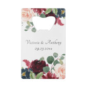 ワインレッドとピンクの花のエレガントなスクリプトウェディング クレジットカード栓抜き (裏面)