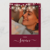 ワインレッドのストリングライト付き写真テーブルナンバー 招待状 (裏面)