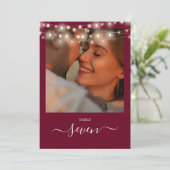 ワインレッドのストリングライト付き写真テーブルナンバー 招待状 (スタンド正面)