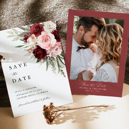 ワインレッドのブッシュピンクの花の結婚式の写真 セーブザデート