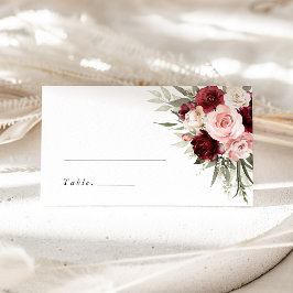 ワインレッドのブロッサムピンクの花の結婚式の名札 プレイスカード