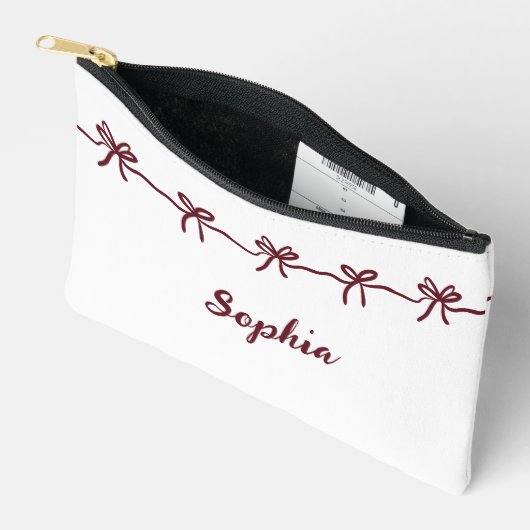 ワインレッドのリボン付き ブライドメイド 現代的なスクリプト トラベル アクセサリーポーチ (見開き)