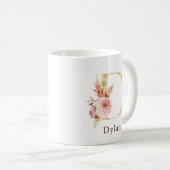 ワインレッドの名前とピンクの花のイニシャルD コーヒーマグカップ (正面右)