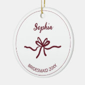 ワインレッドの弓の白いモダンなブライズメイドの名前と年 セラミックオーナメント (左)