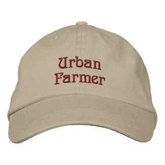 ワインレッドの文字で「Urban Farmer」とデザインされたアイテム 刺繍入りキャップ