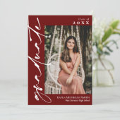 ワインレッドの白のカリグラフィー写真 卒業式 招待状 (スタンド正面)