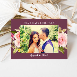 ワインレッドの背景にピンクの水彩花の結婚式写真 サンキューカード