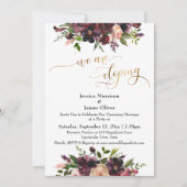 ワインレッドの花とゴールドのエレガントなデザイン 私たちは秘密結婚します 招待状 (正面)