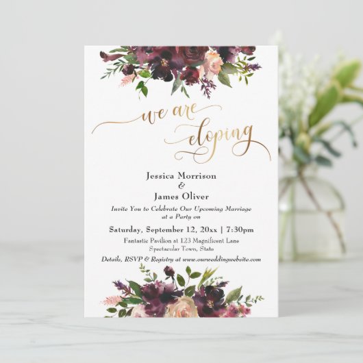 ワインレッドの花とゴールドのエレガントなデザイン　私たちは秘密結婚式を挙げる 招待状 (スタンド正面)