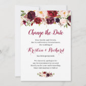 ワインレッドの花のデザインが施された日程変更のお知らせカード 招待状 (正面)