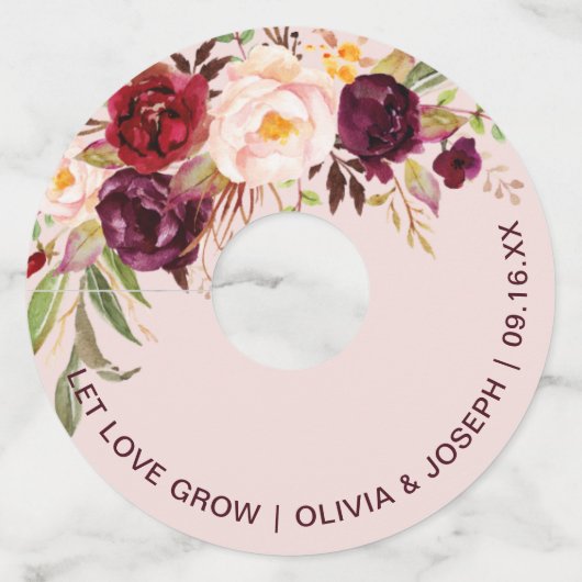 ワインレッドの花を飾ったピンクのウェディング ワイングラスタグ (正面)