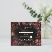 ワインレッドの錆びたバラとドクロの結婚式RSVP 招待状 (スタンド正面)
