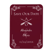 ワインレッドモノグラムと矢印の日付を保存 マグネット (縦)