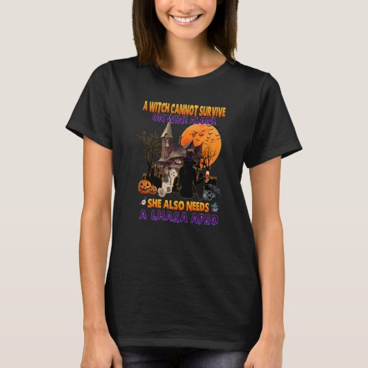 ワイン上の魔女はハロウィンにラサ・アプソ犬を必要としている Tシャツ (正面)