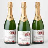 ワイン店のために咲くピンクの春バラ スパークリングワインラベル (ボトル)