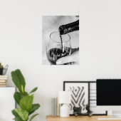 ワイン注エレガントぐグラスとボトルクローズアップ ポスター (ホームオフィス)