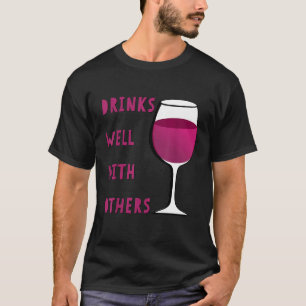 ワイン用のワインガおもしろいラスを他の人と一緒によく飲む Tシャツ
