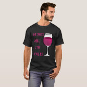 ワイン用のワインガおもしろいラスを他の人と一緒によく飲む Tシャツ (正面フル)