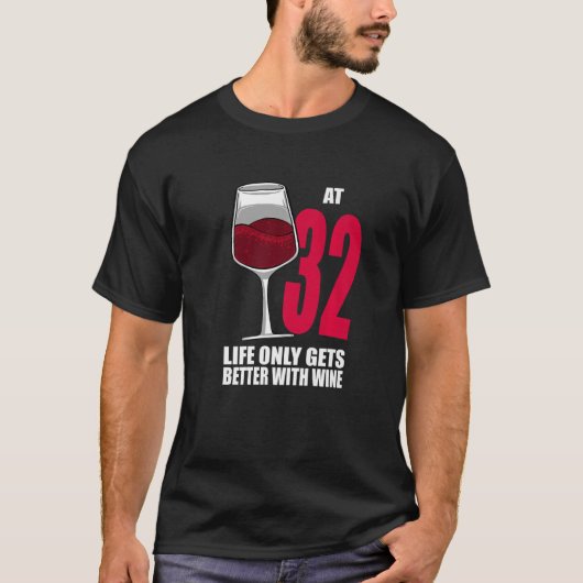 ワイン32年古い生活だけが良いワインを得る Tシャツ (正面)