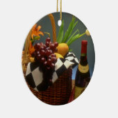 ワイン、チーズ、パンが付いている黄色いピクニックバスケット セラミックオーナメント (右)