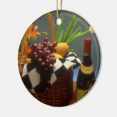 ワイン、チーズ、パンが付いている黄色いピクニックバスケット セラミックオーナメント (左)