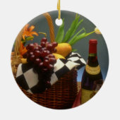 ワイン、チーズ、パンが付いている黄色いピクニックバスケット セラミックオーナメント (裏面)