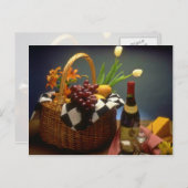 ワイン、チーズ、パンと黄色のピクニックバスケット ポストカード (正面/裏面)