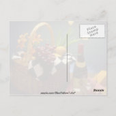 ワイン、チーズ、パンと黄色のピクニックバスケット ポストカード (裏面)