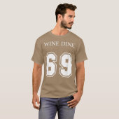 ワイン・ディナー69（前面と背面）楽しい - モダン Tシャツ (正面フル)
