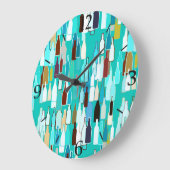 ワイン・ボトル、数々のな色、ターコイズの背景 ラージ壁時計 (傾斜)